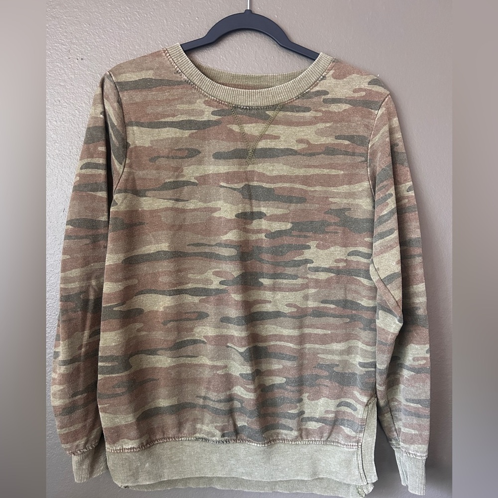 WALLFLOWER Camo Long Sleeve Pullover Shirt With Slit Sides Women’s Large